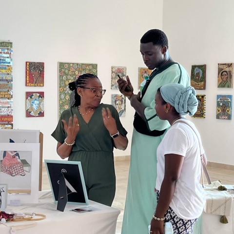 Jeunes étudiants venus de l'étrangers étudier l'art à Dakar. 